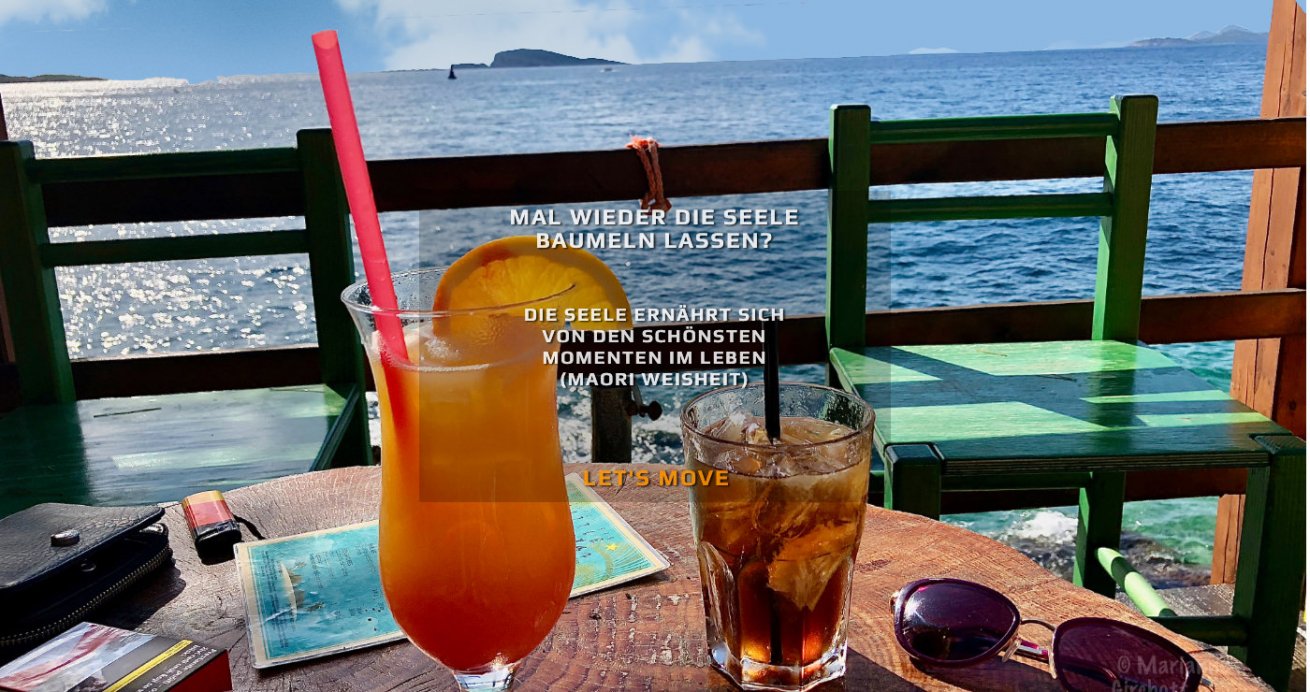 Die Seele baumeln lassen? - Das Bild zeigt einen Tisch mit Blick auf's Meer. auf dem Tisch stehen 2 bunte Longdrinks. Die Aufschrift des Bildes ist: "Die Seele ernährt sich von den schönsten Momenten im Leben" (Maori Weisheit)