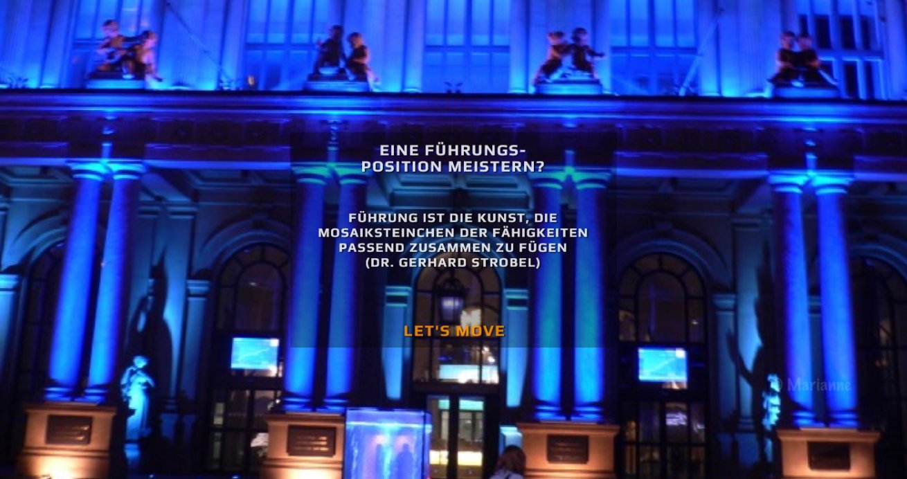 Eine Führungsposition meistern? - Das Bild zeigt die blau-orange beleuchtete Börse während der Luminale in Frankfurt und das Zitat "Führung ist die Kunst, die Mosaiksteinchen der Fähigkeiten passend zusammen zu fügen" (Dr. Gerhard Strobel)