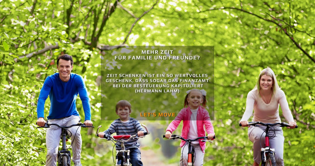 Mehr Zeit für Familie und Freunde? - Das Bild zeigt eine Familie mit 2 Kinder bei einer Fahrradtour auf einem Waldweg mit der Aufschrift "Zeit zu schenken ist ein so kostbares Geschenk, dass selbst das Finanzamt bei der Besteuerung kapituliert." (Hermann Lahm)