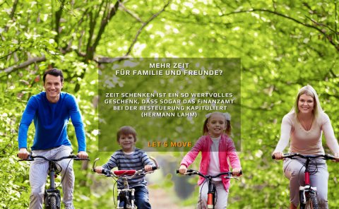 Mehr Zeit für Familie und Freunde? - Das Bild zeigt eine Familie mit 2 Kinder bei einer Fahrradtour auf einem Waldweg mit der Aufschrift "Zeit zu schenken ist ein so kostbares Geschenk, dass selbst das Finanzamt bei der Besteuerung kapituliert." (Hermann Lahm)